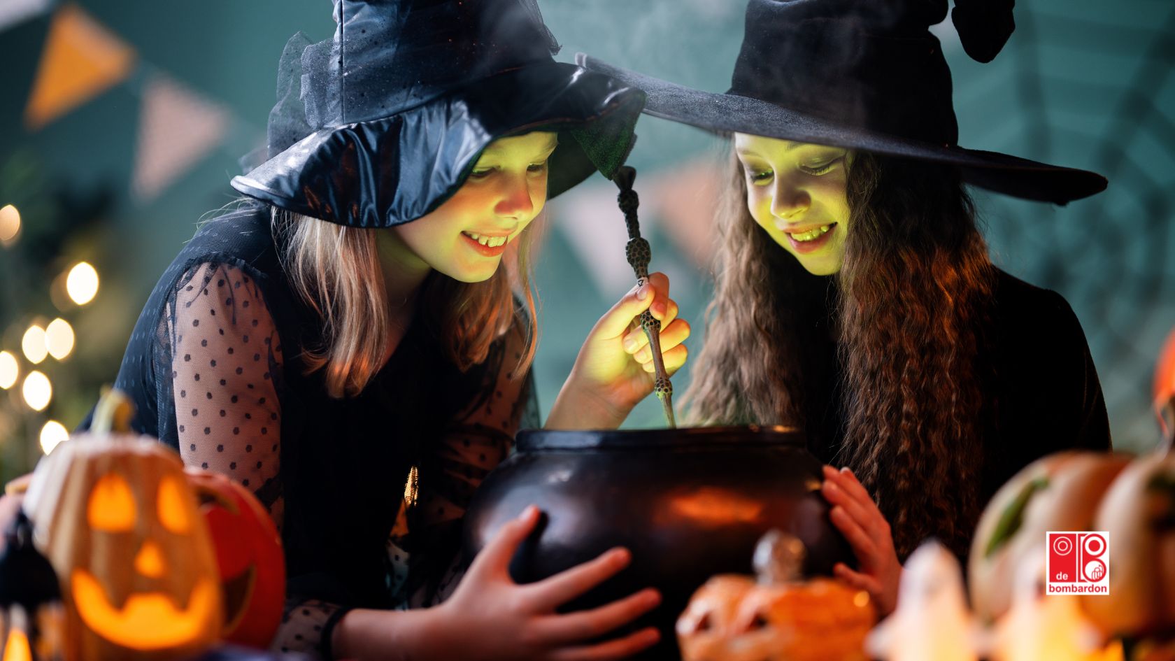 twee meisjes verkleed als heks roeren in een "heksensoepje"